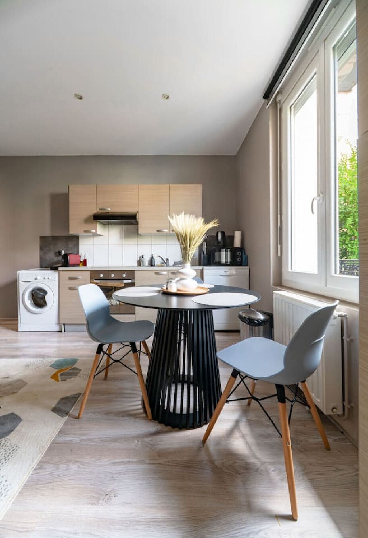 Fridge, microwave, oven, coffee/tea maker