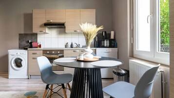 Refrigerador, microondas, horno y cafetera y tetera