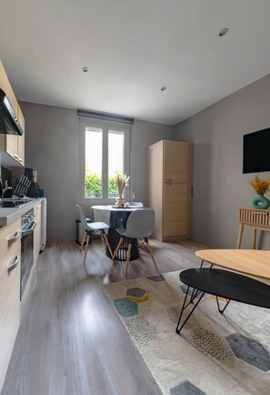 Fridge, microwave, oven, coffee/tea maker