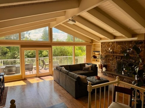 Peaceful Forest Retreat with Mount Rainier Views