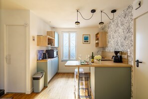 Kühlschrank, Ofen, Wasserkocher mit Kaffee-/Teezubehör, Toaster