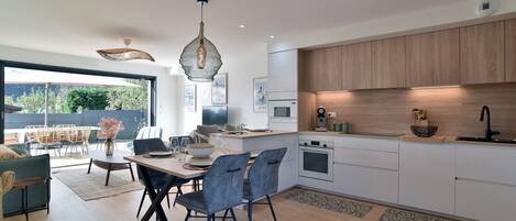 Frigorífico, microondas, horno y lavavajillas