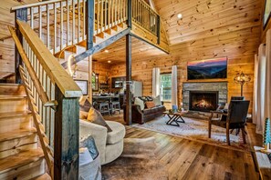 Smart TV, chimenea, libros, biblioteca de música