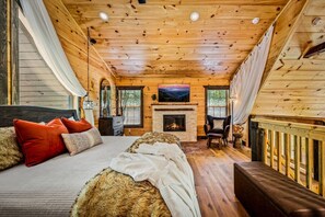 1 dormitorio, escritorio, tabla de planchar con plancha y cuna de viaje