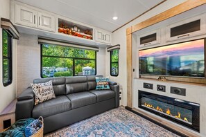 Smart TV, chimenea, mesa de ping pong, libros