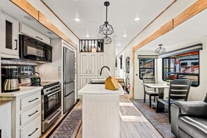 Microondas, horno, placa de cocina, cafetera/tetera