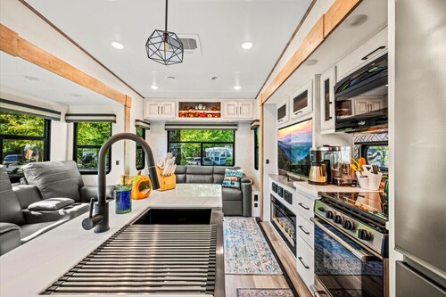 Waters Egde Glamping Resort- Fishing Pond, Fire Pit, Mini Golf and More