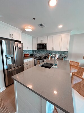 Frigorífico, microondas, horno y placa de cocina