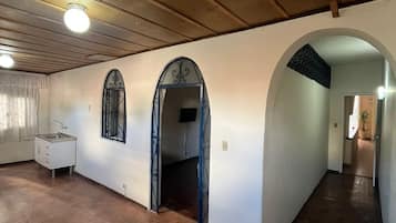 Business Quadruple Room | Cadar kapas Mesir, peralatan tempat tidur premium, meja