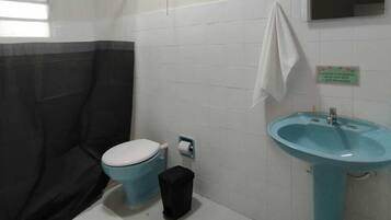 Camera Comfort con 2 letti singoli | Bagno | Doccia, set di cortesia firmato, asciugacapelli, asciugamani