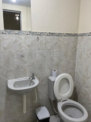 Comfort Twin Room | Bathroom | Shower, designer toiletries, hair dryer, towels