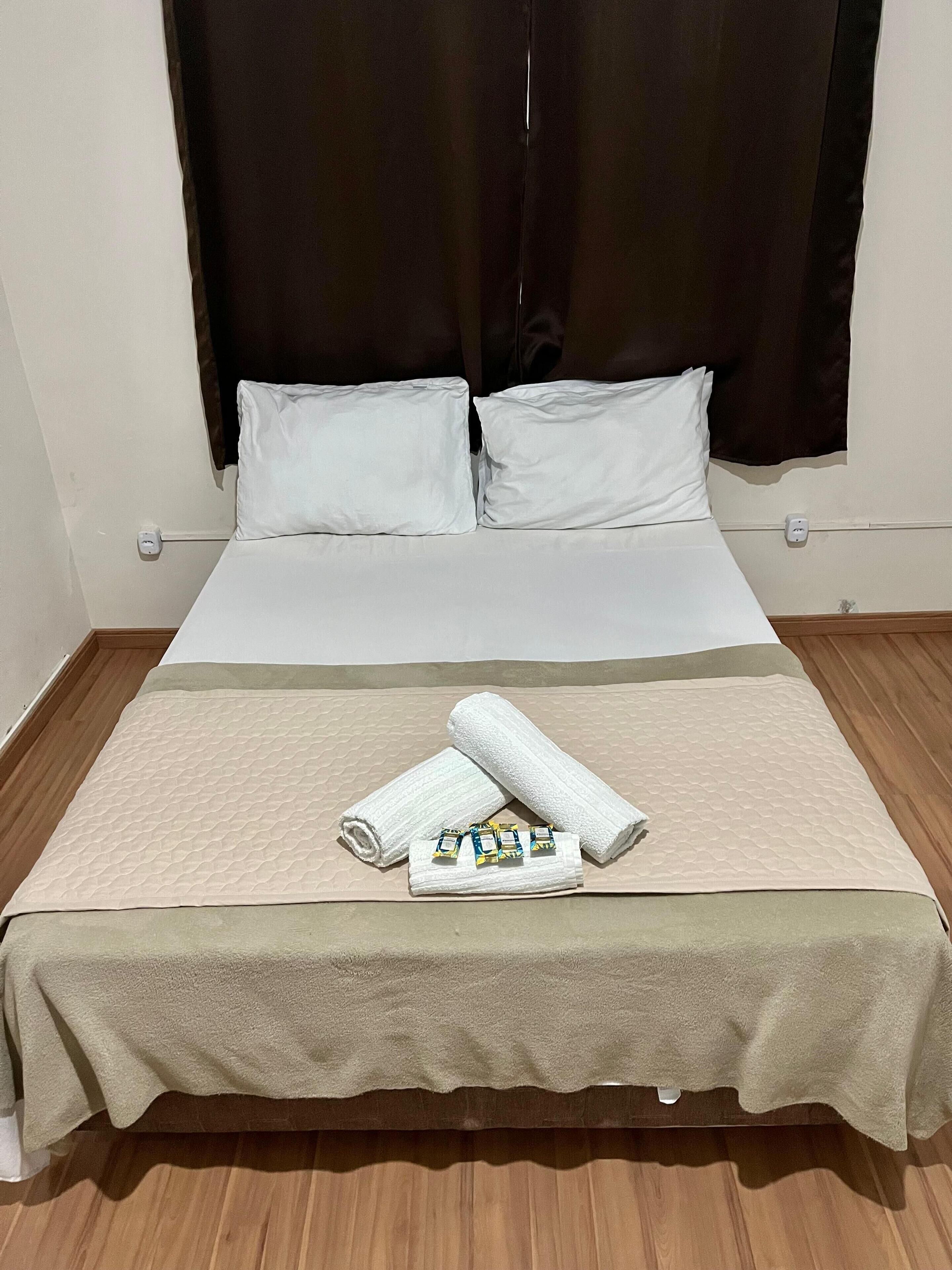 Habitación triple Confort | Sábanas de algodón egipcio, ropa de cama de alta calidad y escritorio 