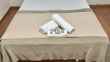 Habitación triple Confort | Sábanas de algodón egipcio, ropa de cama de alta calidad, escritorio