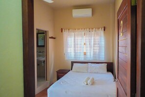 Standard Studio, 1 Queen Bed | Desk, soundproofing, bed sheets