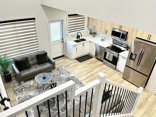 Auggies Place: New Luxury Urban Retreat! Sleeps 7
