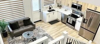 Auggies Place: New Luxury Urban Retreat! Sleeps 7