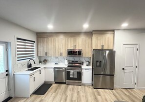 Fridge, microwave, oven, stovetop - Auggies Place: New Luxury Urban Retreat! Sleeps 7 (Edmonton)