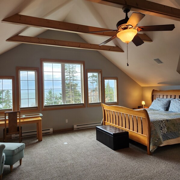 3 bedrooms, desk, iron/ironing board, free WiFi