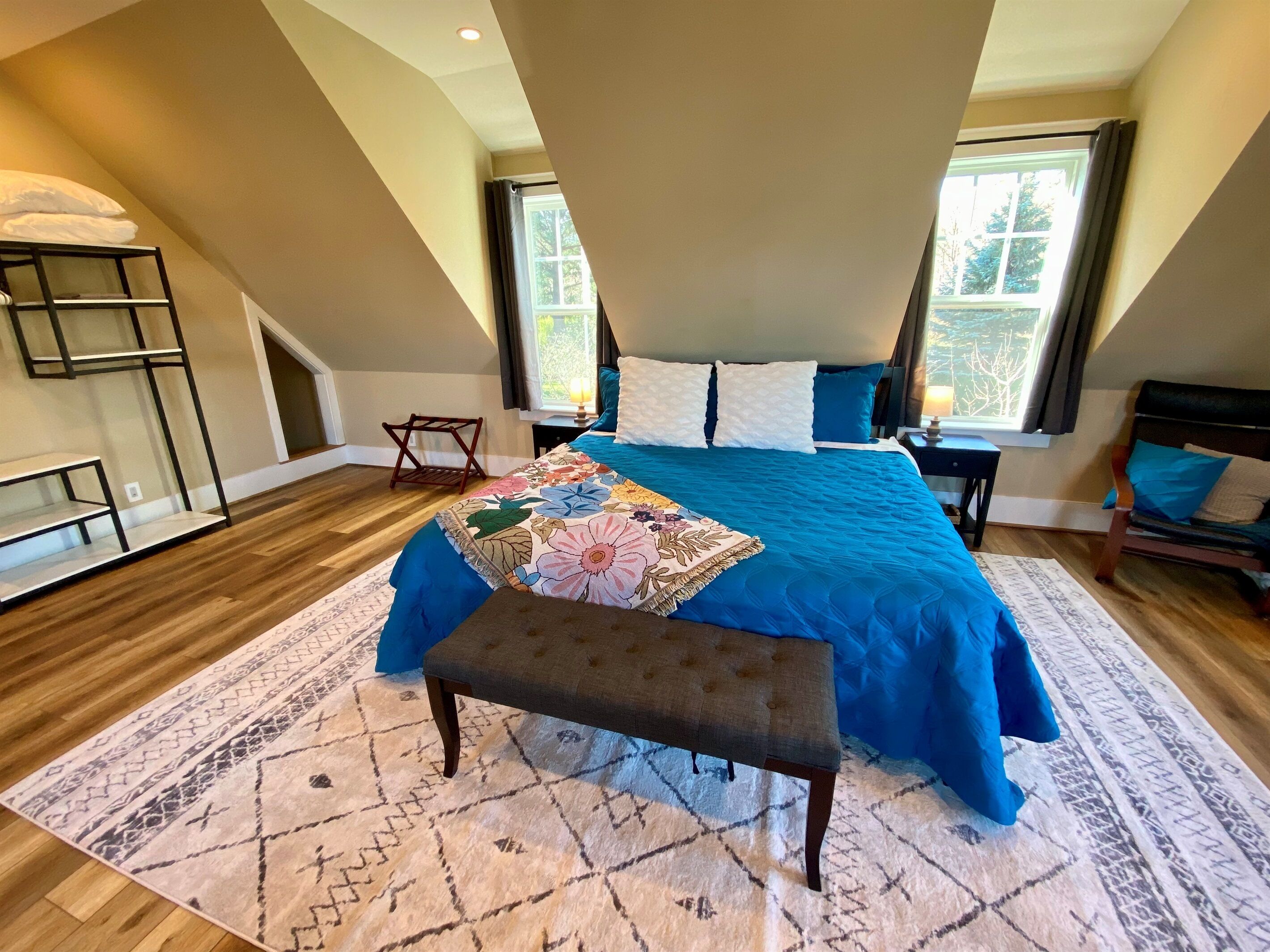 4 habitaciones, escritorio y tabla de planchar con plancha 