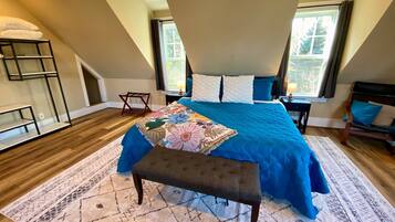 4 habitaciones, escritorio y tabla de planchar con plancha