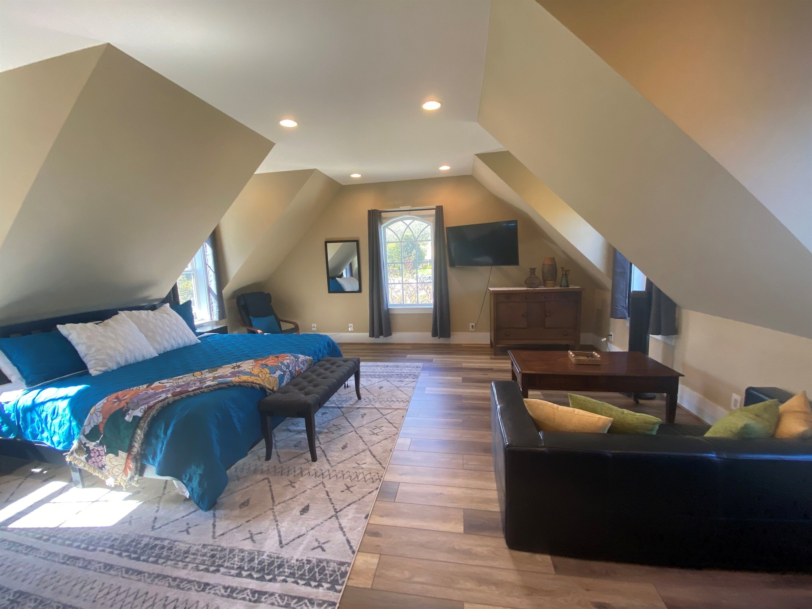 4 soverom, skrivebord, strykejern/-brett og reiseseng for barn