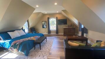 4 soverom, skrivebord, strykejern/-brett og reiseseng for barn