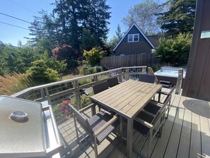 Outdoor dining - The Orchard at Lovers Lane and Enchanted Forest. Hot Tub, Pets Welcome (Eastsound)