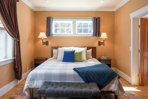 4 間睡房、書桌、熨斗/熨衫板、可攜式嬰兒床