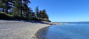 North Shore Retreat: Private Beach Access, Tennis/Pickleball Court, Pets Welcome