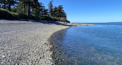 North Shore Retreat: Private Beach Access, Tennis/Pickleball Court, Pets Welcome