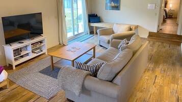 Smart TV, reproductor de DVD, mesa de ping pong, libros