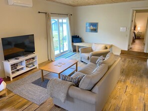 TV connectée, lecteur de DVD, table de tennis de table, livres