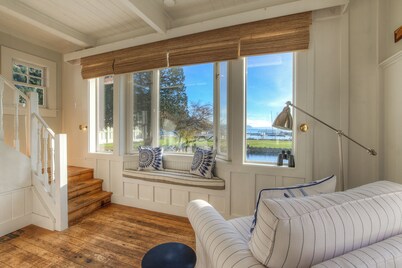 Historic Waterfront Home, Hot tub, Pets Welcome.