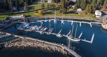 Historic Waterfront Home, Hot tub, Pets Welcome.