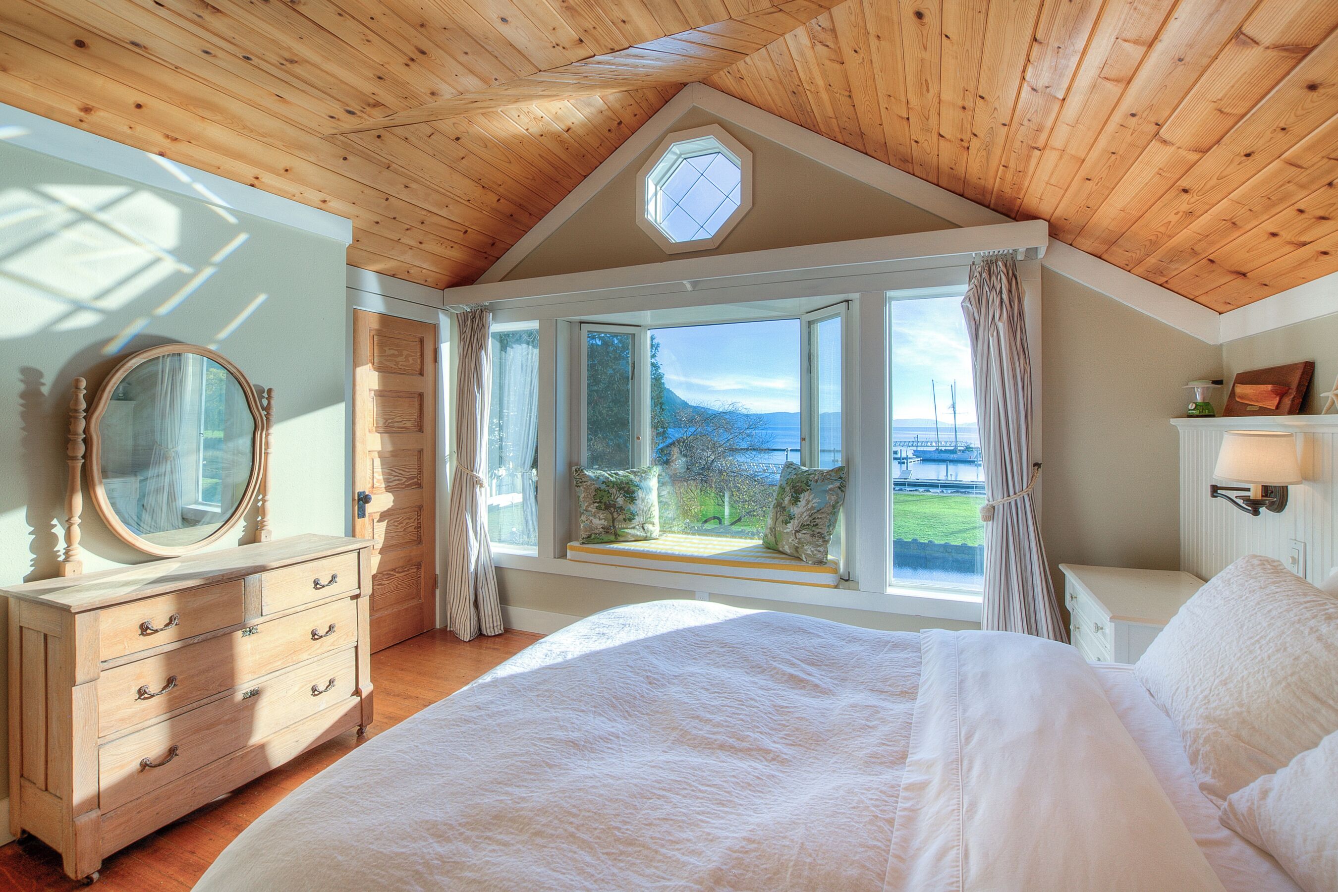 2 chambres, bureau, fer et planche à repasser, lit parapluie