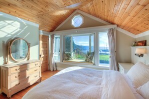 2 soverom, skrivebord, strykejern/-brett og reiseseng for barn