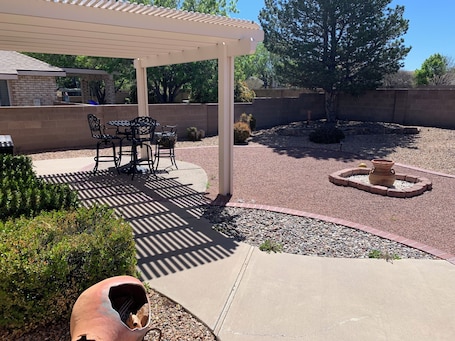 Outdoor dining. 3-bedroom house in superb Albuquerque with WiFi, AC