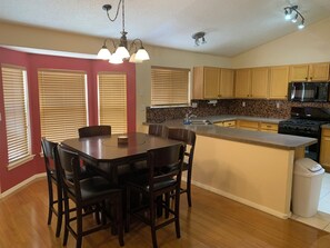 Dining - 3-bedroom house in superb Albuquerque with WiFi, AC (Albuquerque)