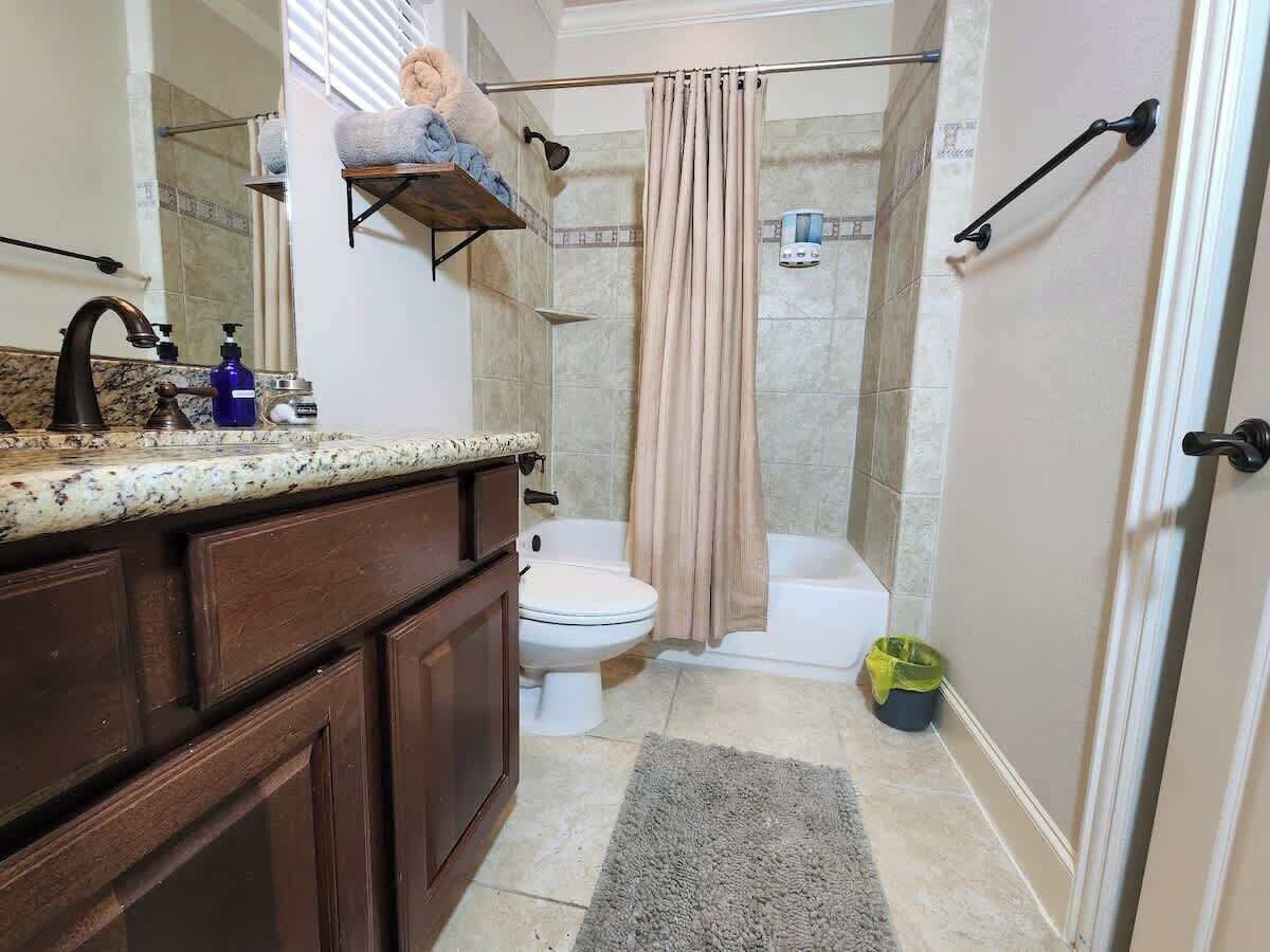 Un baño con ducha, inodoro y lavamanos.