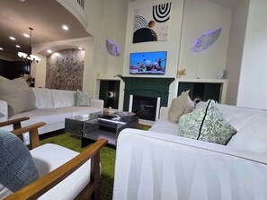 TV - World Cup Central | 2 Homes + Pool | Sleeps 16 (Houston)