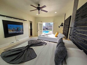 6 bedrooms, iron/ironing board, travel crib, WiFi - Rodeo x World Cup Spring Offer | 2 Homes + Pool (Houston)