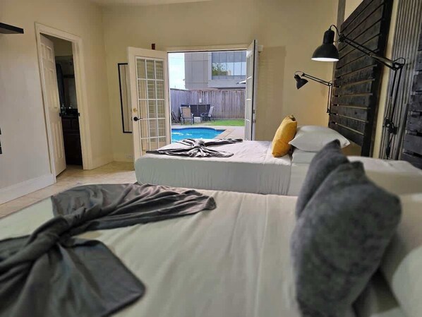 6 bedrooms, iron/ironing board, travel cot, WiFi - 2 Homes for 1 Price | Magnificent Pool | Sleeps 16 (Houston)