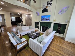 TV - 2 Homes for 1 Price | Magnificent Pool | Sleeps 16 (Houston)