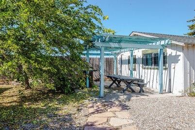 Private in town house with HUGE yard. Pet Friendly