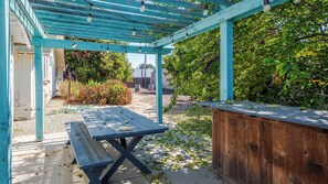 Outdoor dining - Private in town house with HUGE yard. Pet Friendly (Los Alamos)