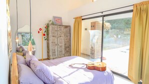 Ein Schlafzimmer mit einem Bett, einer Gitarre und einem Kleiderschrank.
