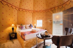 Luxury Tent, Desert View | Desk, laptop workspace, soundproofing, bed sheets
