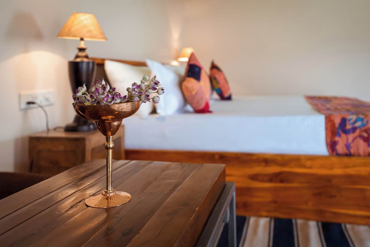 Family Cottage | Desk, laptop workspace, soundproofing, bed sheets