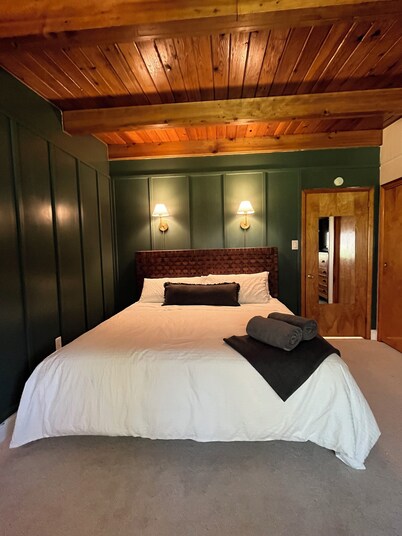 Large Mid-Century modern, 3-bdrm w/ hot tub in Split Rock, Lake Harmony 