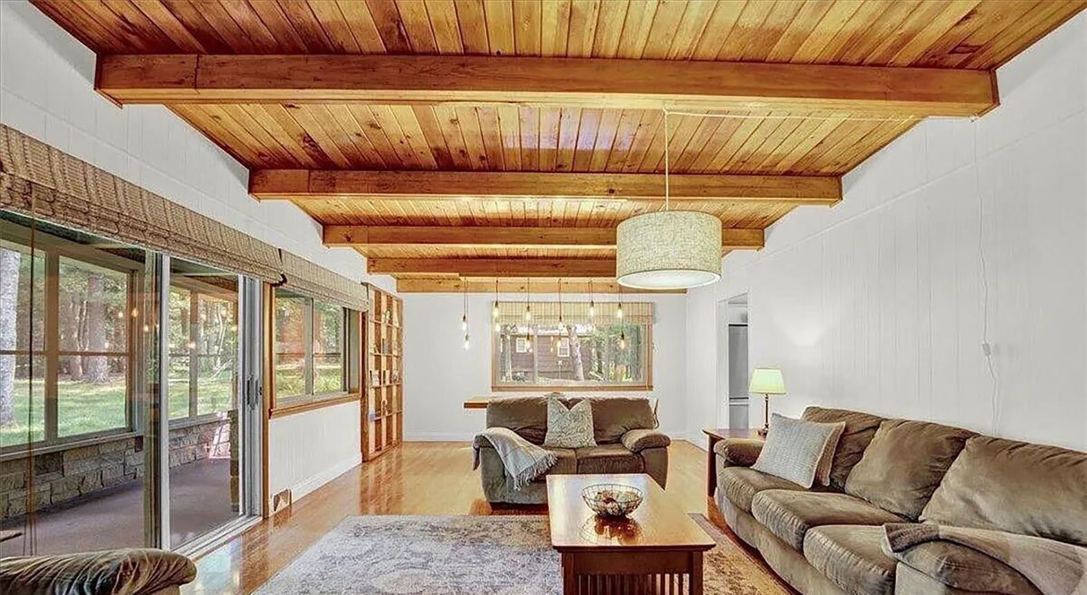 تلفزيون ذكي، مدفأة، مشغل دي في دي، كُتُب